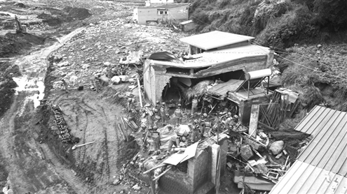 8月10日,国家西北区域应急救援中心救援人员在甘肃省榆中县马坡乡旧庄沟村全力搜救失联人员 本版图片均由新华社发